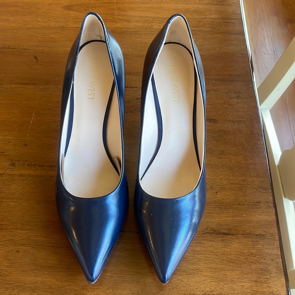 Barely used Nine West Navy pumps